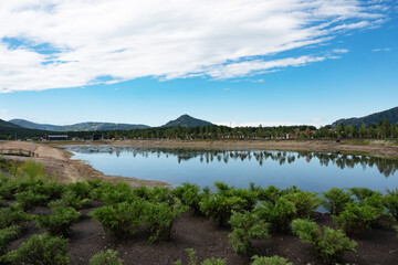Scenic view of a lake surrounded by mountains and greenery.