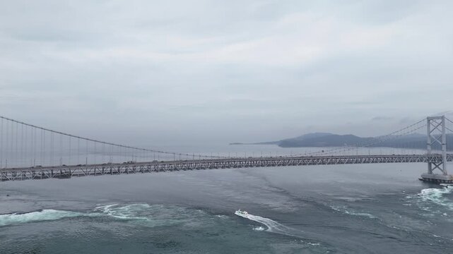 徳島県鳴門市、鳴門海峡の渦潮を撮影しました。
鳴門海峡の渦潮は、潮流の速さが生む世界最大級の自然現象。春秋の大潮時に直径20m超の渦が現れ、観潮船から迫力満点の景観が楽しめます。
