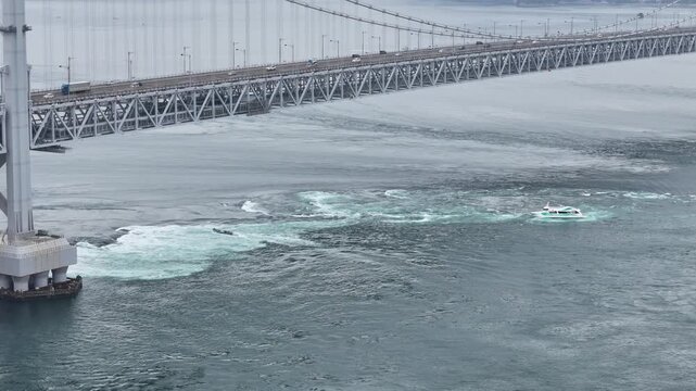徳島県鳴門市、鳴門海峡の渦潮を撮影しました。
鳴門海峡の渦潮は、潮流の速さが生む世界最大級の自然現象。春秋の大潮時に直径20m超の渦が現れ、観潮船から迫力満点の景観が楽しめます。
