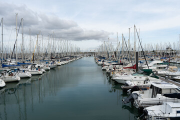 Vue alternative du port de La Rochelle avec bateaux de plaisance