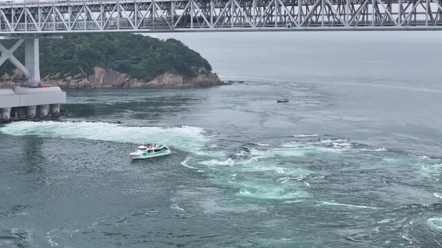 徳島県鳴門市、鳴門海峡の渦潮を撮影しました。
鳴門海峡の渦潮は、潮流の速さが生む世界最大級の自然現象。春秋の大潮時に直径20m超の渦が現れ、観潮船から迫力満点の景観が楽しめます。
