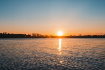 Obraz premium Evening Sunlight Reflecting on the Lake