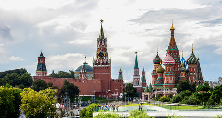Fototapeta premium Iconic Skyline with Kremlin Walls, Spasskaya Tower and Saint Basil’s Cathedral Overlooking Red Square, Moscow, Russia, 9 August 2025