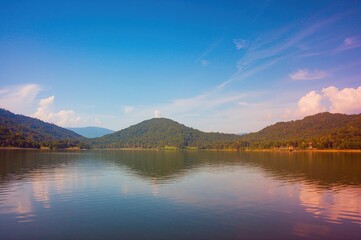 Obraz premium Serene lake waters surrounded by lush nature and peaceful reflections