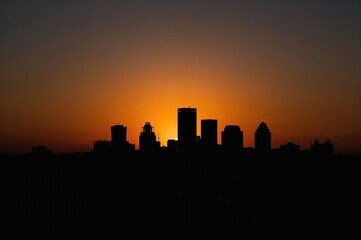 Naklejka premium Silhouette of a city skyline during sunrise