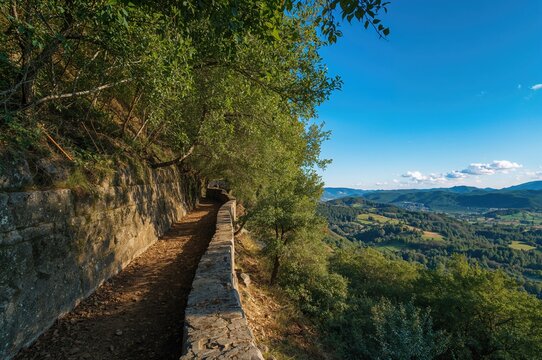 Fototapeta Ancient Roman hiking route from one historic city to another captured in a stunning photo