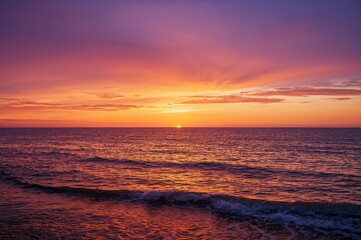 Obraz premium Ocean at dusk with colorful twilight sky