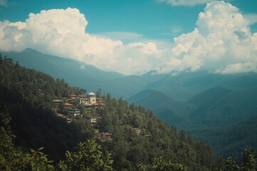 Obraz premium Mountain landscape featuring lush trees in a rural village