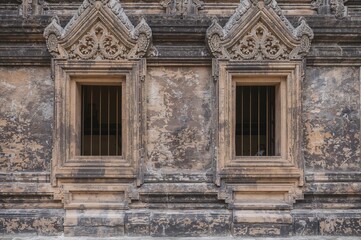 Obraz premium Historic temple showcasing period architecture with traditional windows and doors