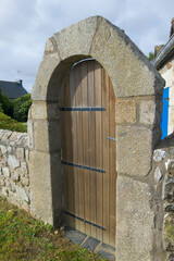 Joli portail dans un mur de granit en Bretagne
