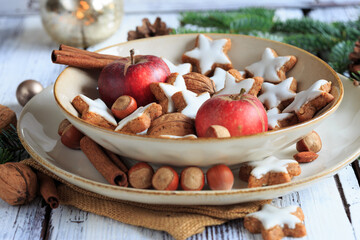 zimtsterne festlich angerichtet