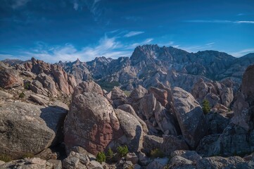 Obraz premium Boulders scattered across rugged highlands