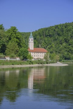 Blick vom Schiff zum Kloster Weltenburg, Kelheim, Bayern, Deutschland