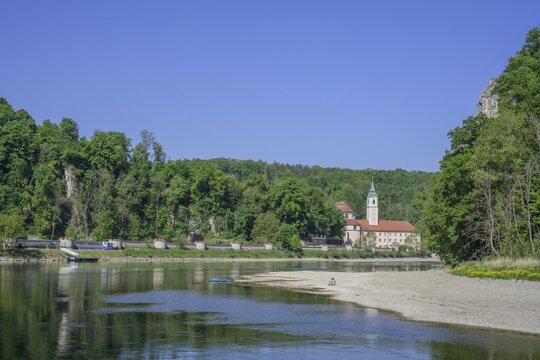 Blick vom Schiff zum Kloster Weltenburg, Kelheim, Bayern, Deutschland