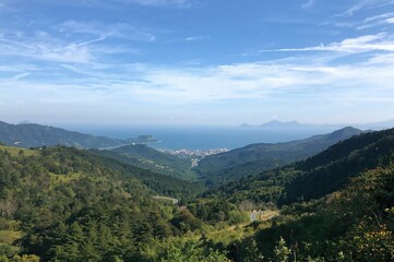 Naklejka premium Beautiful view from a mountain pass in a historic coastal town.