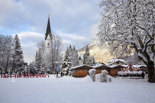 Winter, snow, Prinzregentenplatz, behind the catholic parish church St. Johannes Baptist, behind the Allg&auml;u mountains, Oberstdorf, Oberallg&auml;u, Allg&auml;u, Bavaria, Germany