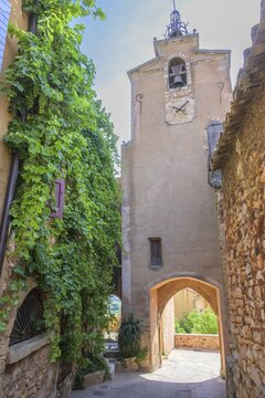 Tower with Tor tor in the old town centre of Roussillon, D&eacute;partement Vaucluse, France