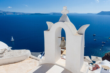Campanario de iglesia y vista espectacular de la caldera de Santorini en islas griegas. Viaje...