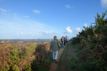 Randonneurs seniors sur un sentier de randonnée en Bretagne