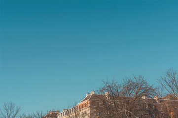 Obraz premium Sharp angled view of an exterior structure beneath a bright azure sky, highlighting the clean and peaceful winter mood.