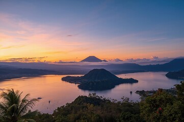 Fototapeta premium Dusk over a serene mountain lake
