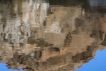 Obraz premium Reflection of rocks on the water surface