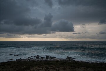 Obraz premium Dark storm clouds gathering above the shoreline