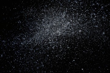 Obraz premium Snow debris scattered against a dark backdrop