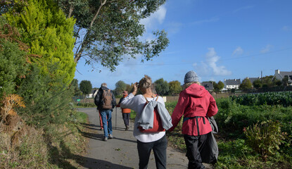 Randonneurs seniors sur un sentier de randonnée en Bretagne