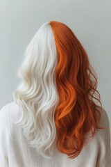 Naklejka premium A person's back view with split dyed hair one side white the other vibrant orange