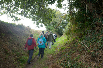 Groupe de randonneurs sur un sentier en Bretagne - France