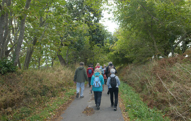Groupe de randonneurs sur un sentier en Bretagne - France
