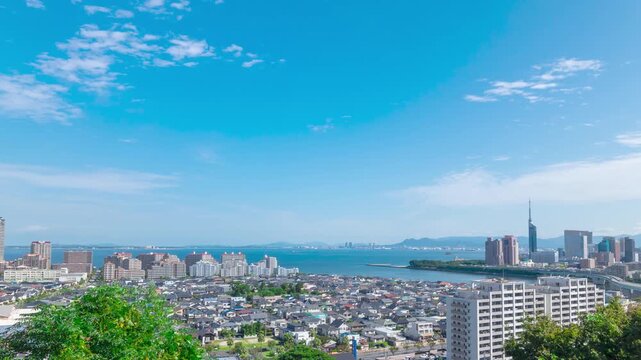 福岡・青空と緑の博多湾を望む都市風景　タイムラプス