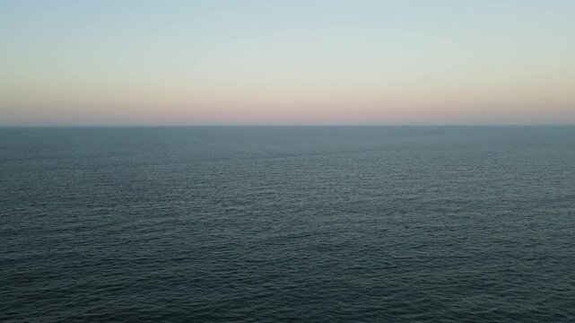 Vista a&eacute;rea para o oce&acirc;no atl&acirc;ntico ao entardecer no p&ocirc;r-do-sol na Ilha do Mel em Pranagu&aacute; litoral do Paran&aacute; com c&eacute;u limpo