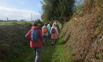 Groupe de randonneurs sur un sentier en Bretagne - France