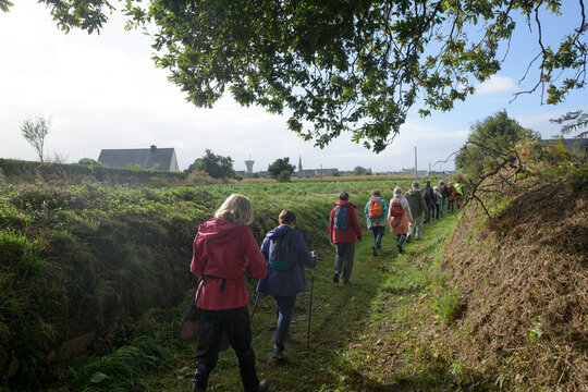 Groupe de randonneurs sur un sentier en Bretagne - France