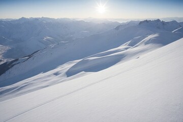 Alpine Landschaft mit frischem Schnee und einer klaren Bergsicht bei Sonnenaufgang