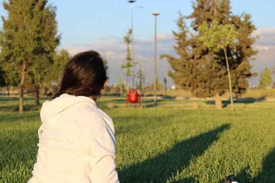mujer en un parque observando la naturaleza