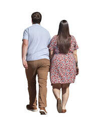 Couple marchant côte à côte en été, vu de dos, homme en pantalon beige et chemise claire, femme en robe fleurie rouge et bleue, tenue d'été
