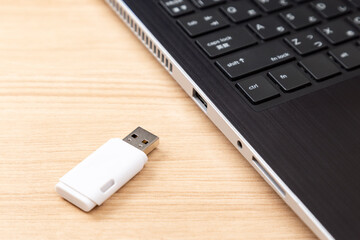 USBフラッシュドライブとラップトップ
