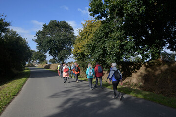 Groupe de randonneurs sur un sentier en Bretagne - France