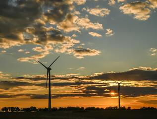 Windr&auml;der im Sonnenuntergang