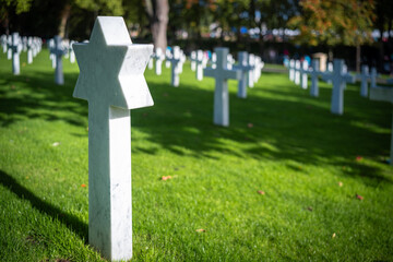 Croix étoilée seule au milieu des autres au cimetière américain de Suresnes près de Paris
