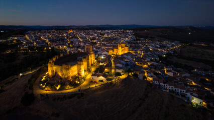 Vista nocturna del municipio de Baños de la Encina y su castillo, Andalucía