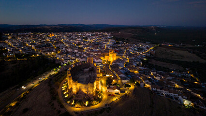 vista nocturna del municipio de Baños de la Encina en la provincia de Jaén, Andalucía