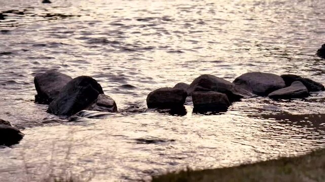 Lago de monta&ntilde;a al atardecer