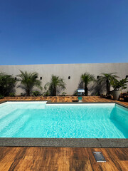 piscina com água cristalina 