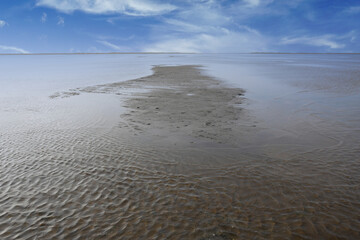 Blick auf das Wattenmeer bei Ebbe am Strand von der Insel Römö in Dänemark
