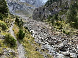 Hiking trails or mountaineering routes in the Alpine valley of Reichenbachtal, Switzerland - Wanderwege oder Bergsteigerrouten im Alpental Reichenbachtal, Schweiz