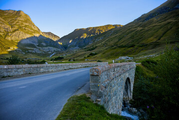 Paisagem rural do ver&atilde;o nos alpes da fran&ccedil;a durante a manh&atilde; com c&eacute;u azul e c&eacute;u.